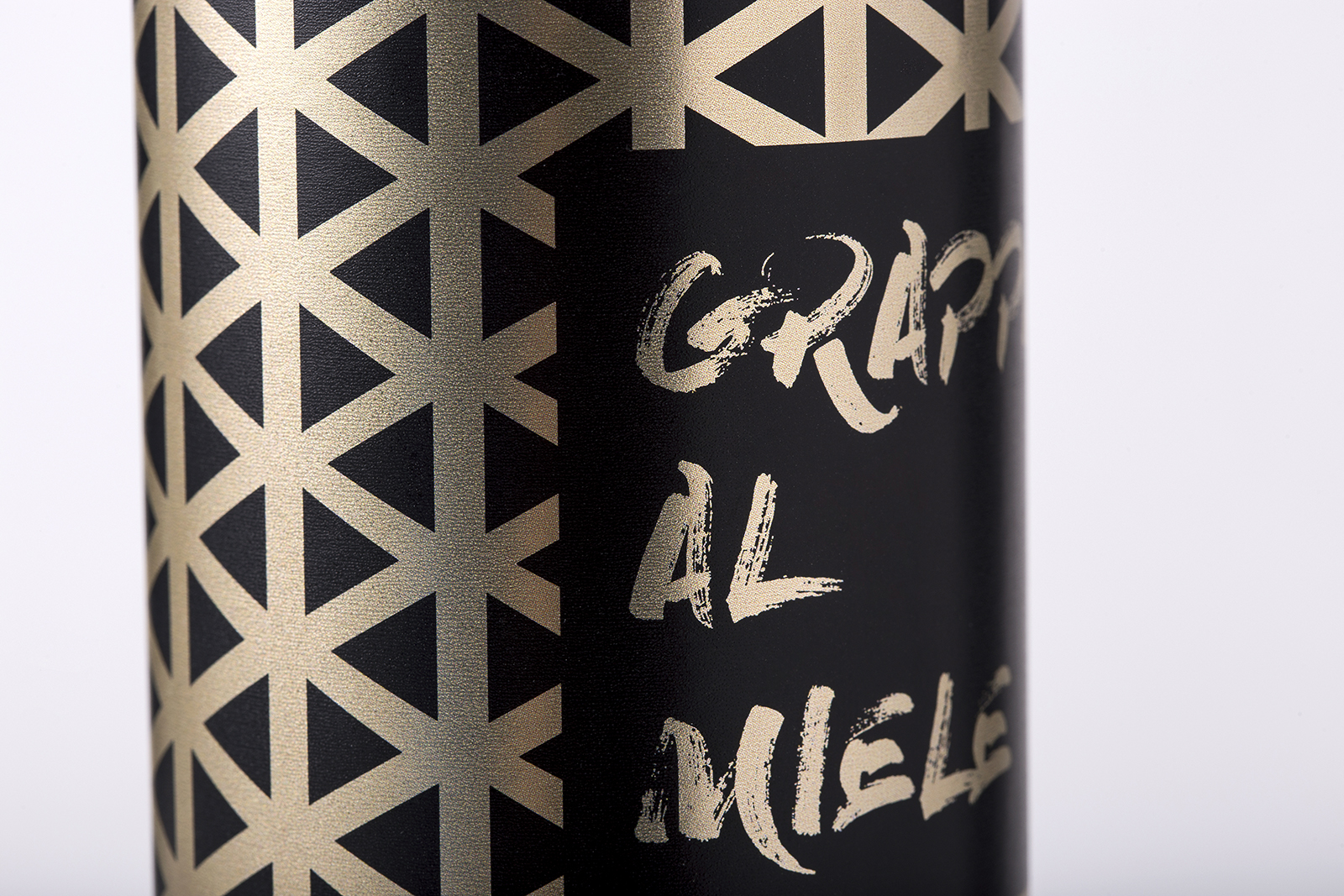 沖擊力強的蜂蜜酒包裝設(shè)計(圖3)