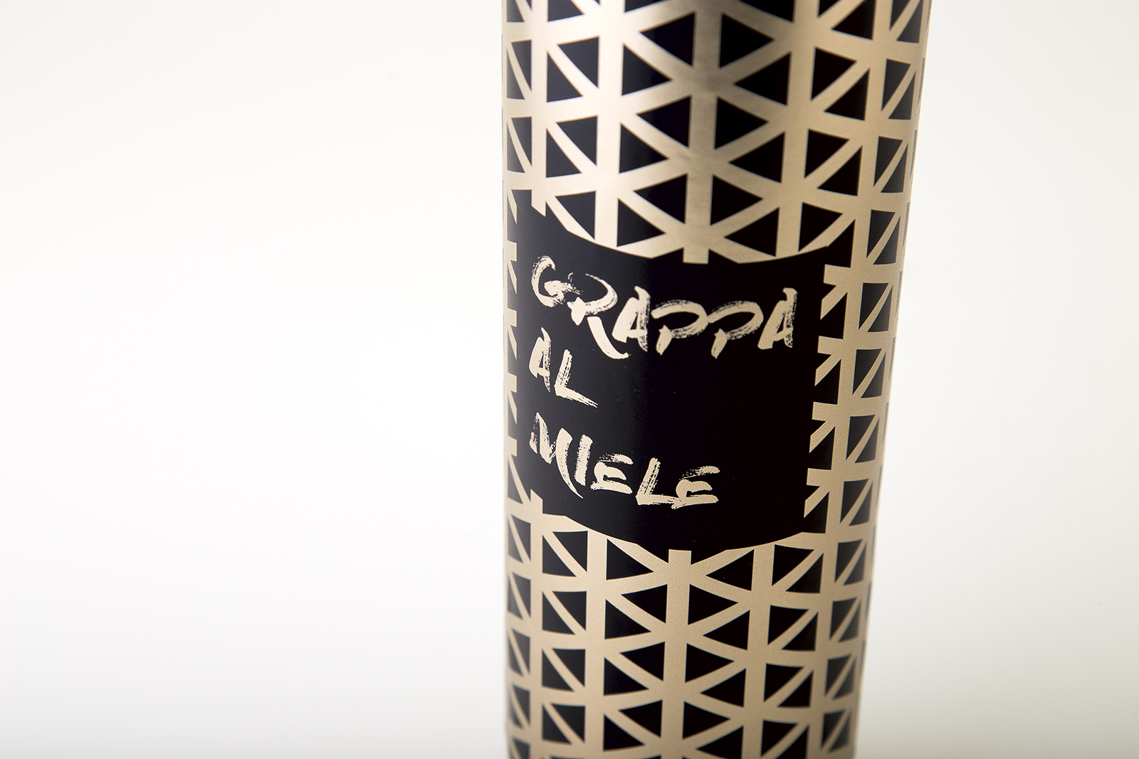 沖擊力強的蜂蜜酒包裝設(shè)計(圖2)