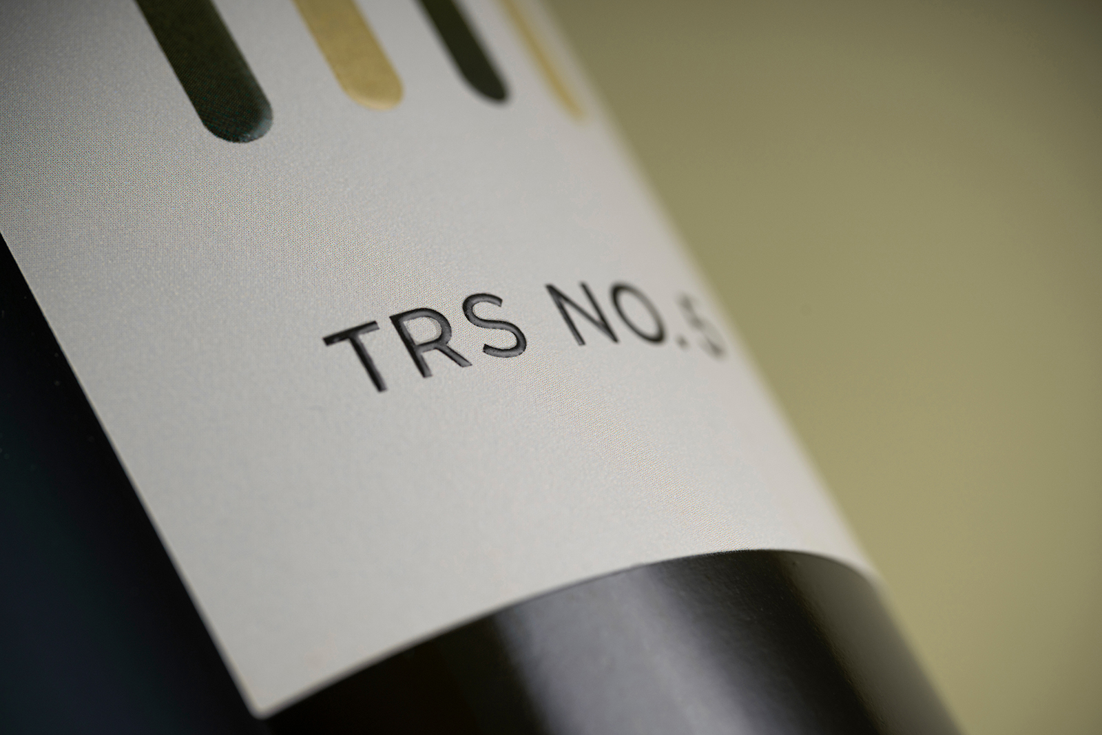 帶有可播放音樂(lè)的互動(dòng)標(biāo)簽的葡萄酒包裝這樣設(shè)計(jì)(圖5)