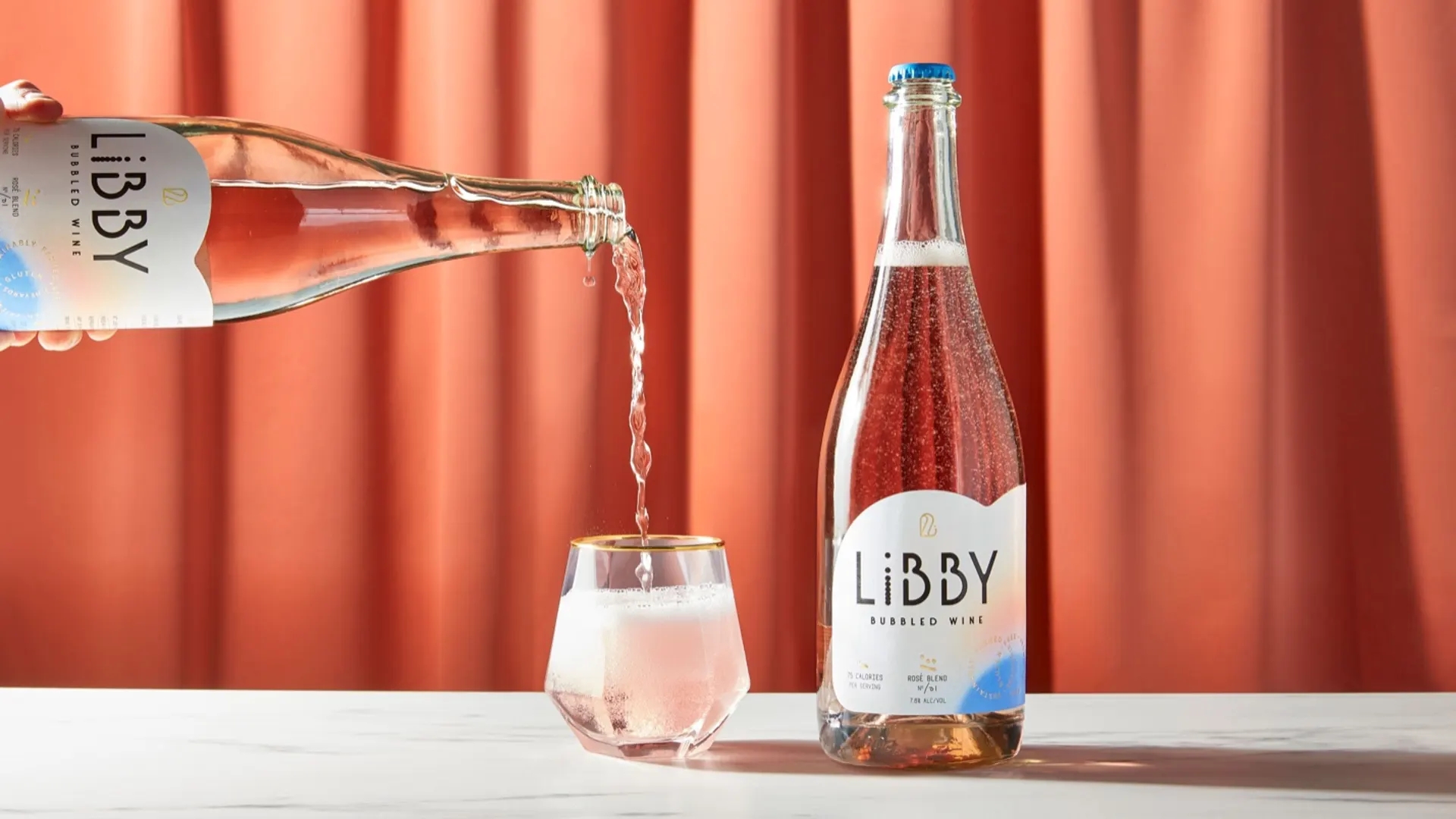 起泡葡萄酒包裝這樣設(shè)計(jì)有趣并充滿活力(圖2)