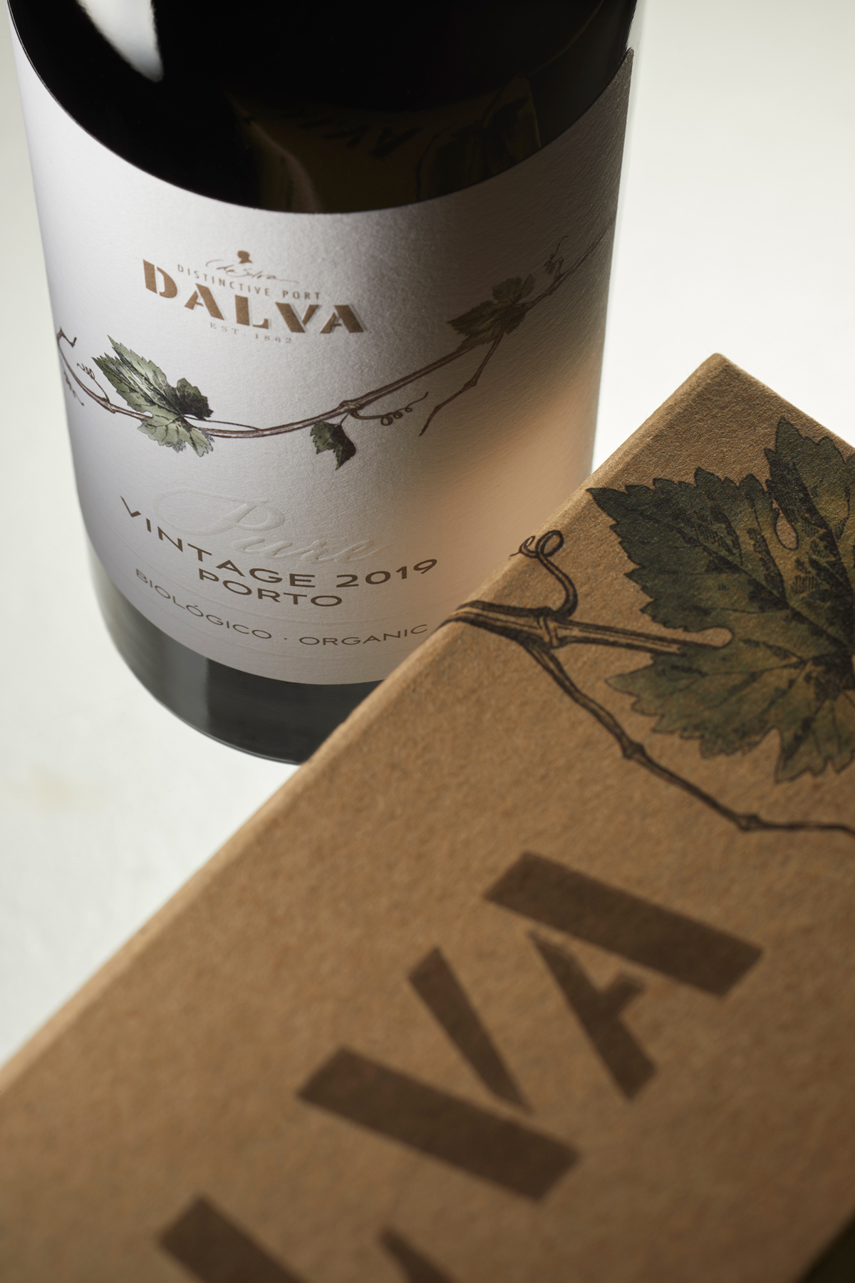 簡約設(shè)計的葡萄酒包裝設(shè)計欣賞(圖4)