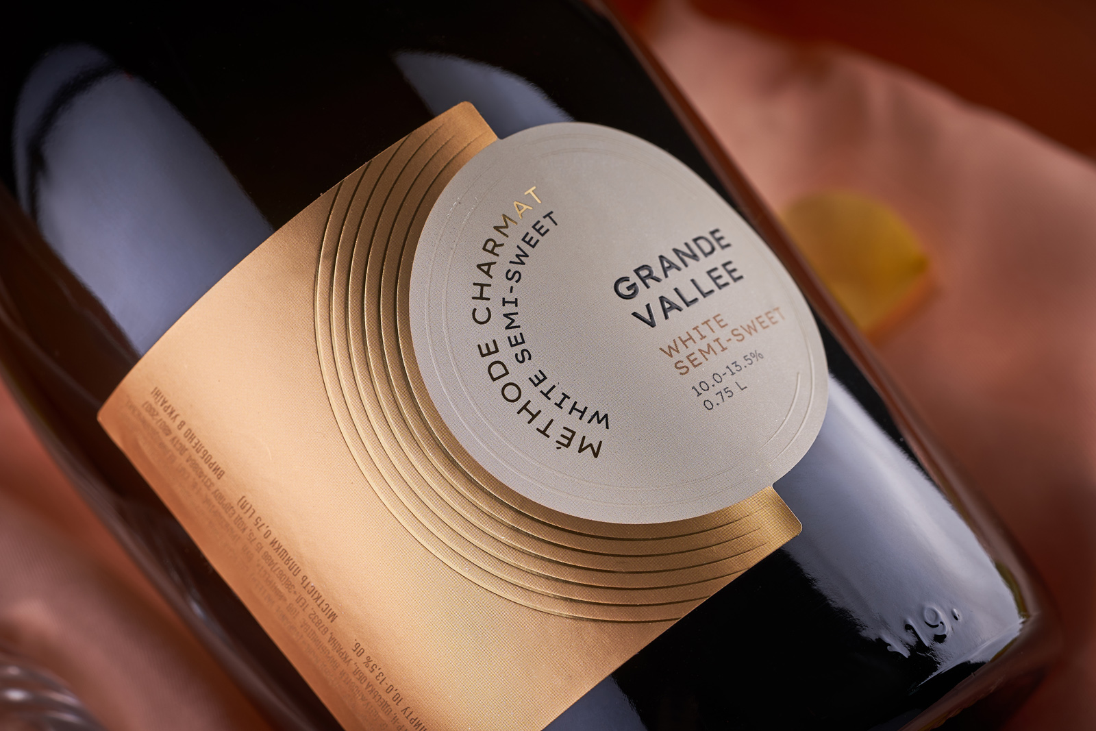 現(xiàn)代簡潔的起泡酒包裝設(shè)計參考(圖5)