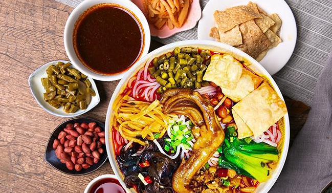 默言粉肆螺螄粉品牌logo與食品包裝設(shè)計(jì)欣賞(圖2)